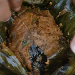 A picture of Karimeen (pearl spot) pollichathu.