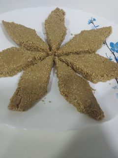 તલ, શીંગ મીક્સ ચીક્કી (Til Shing Mix Chikki Recipe In Gujarati) રેસીપી મુખ્ય ફોટો