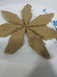 તલ, શીંગ મીક્સ ચીક્કી (Til Shing Mix Chikki Recipe In Gujarati) રેસીપી મુખ્ય ફોટો