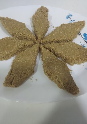 તલ, શીંગ મીક્સ ચીક્કી (Til Shing Mix Chikki Recipe In Gujarati) રેસીપી મુખ્ય ફોટો