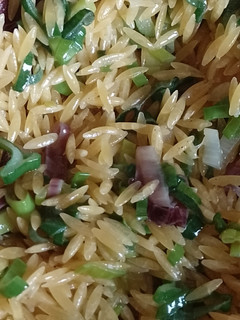 Una foto de Orzo vegano con verdeo