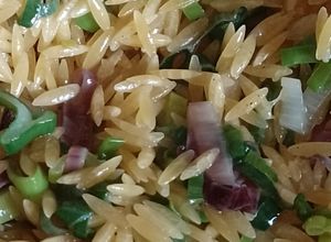 Una foto de Orzo vegano con verdeo