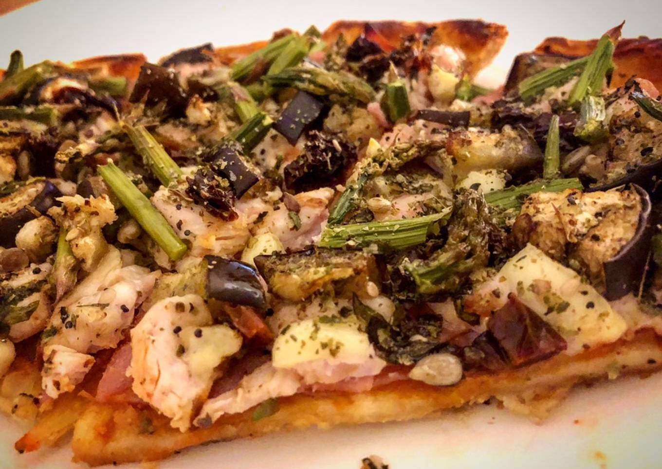 Hojaldre de pavo con berenjena, tomate seco y espárragos