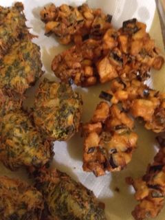 Una foto de Buñuelos de berenjenas y acelga ambos con harina de garbanzos
