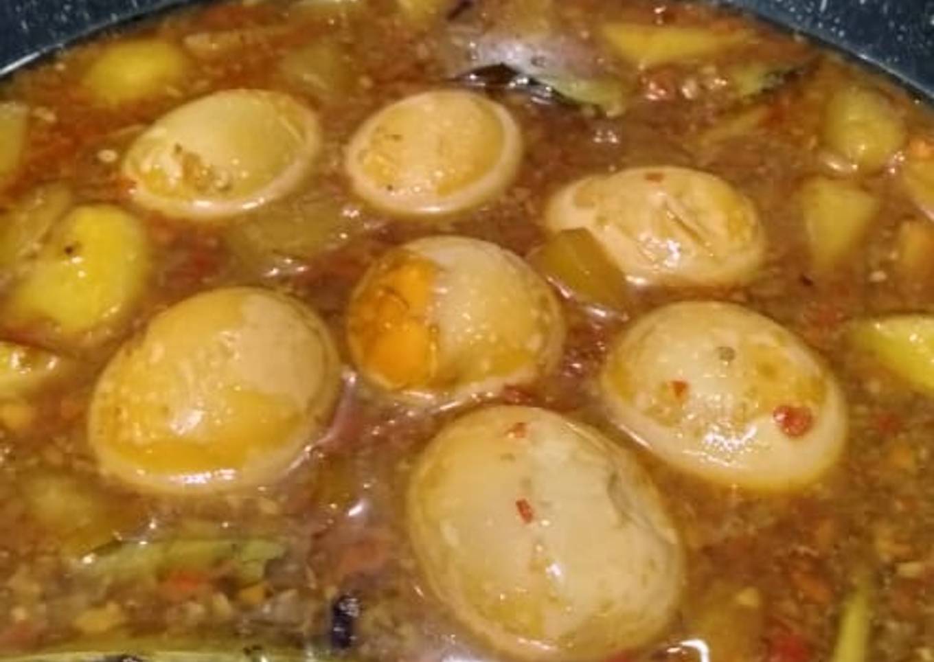 Semur Telur Kentang Pedas kaya akan rempah