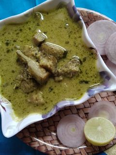 हिरव्या रस्स्याचे वांगे/ ग्रीन ग्रेवी (hirva rassa wange recipe in marathi) रेसिपी चे मुख्य फोटो