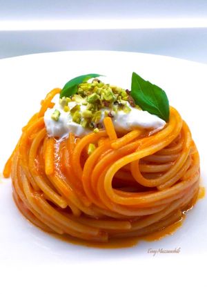 Foto di Spaghetto con salsa di datterini, e burrata con pistacchi