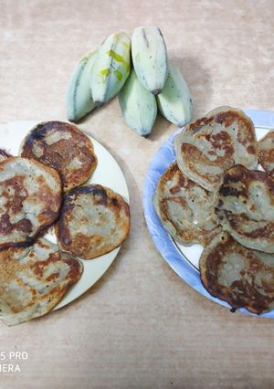 গলে যাওয়া খুব পাকা কলার মালপোয়া রেসিপির প্রধান ছবি