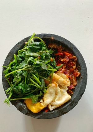 Foto resep Brambang Asem Daun Ubi Jalar