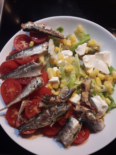 Una foto de Ensalada de sardinillas y queso