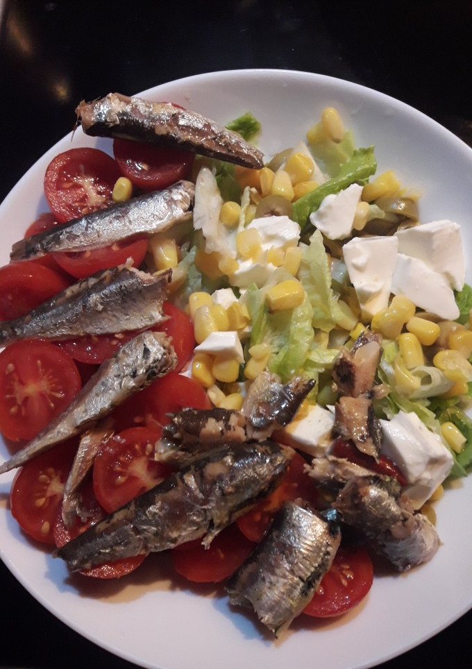 Una foto de Ensalada de sardinillas y queso