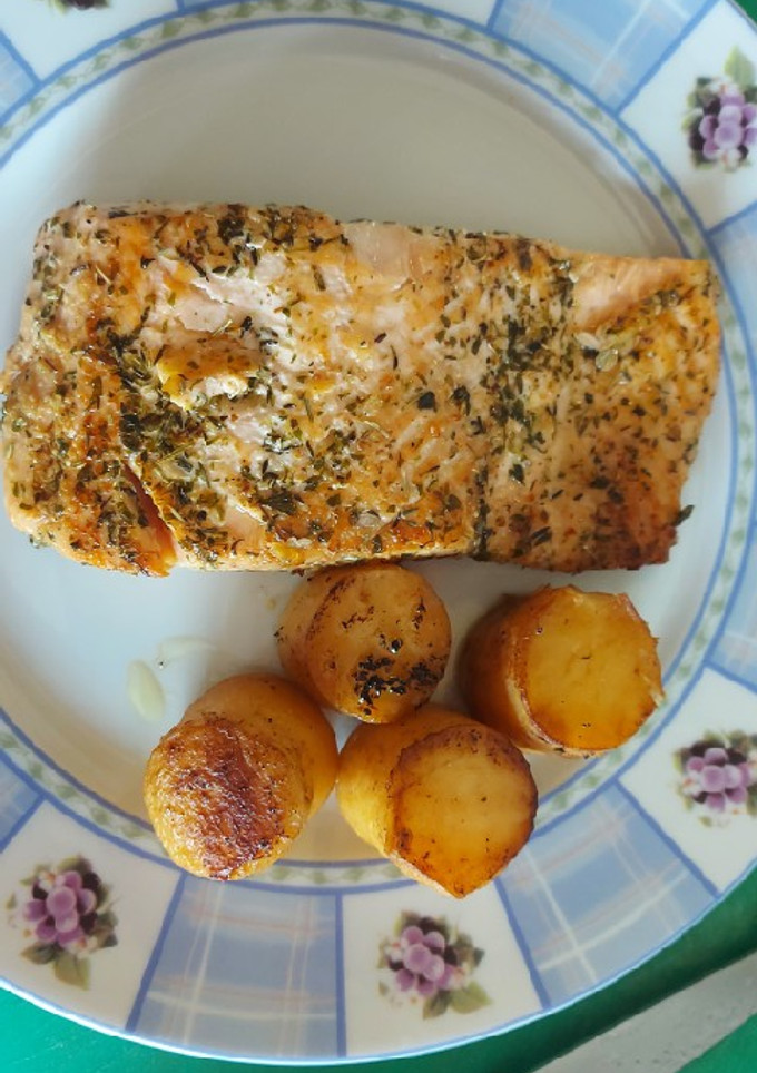Una foto de Salmón con patatas foundant