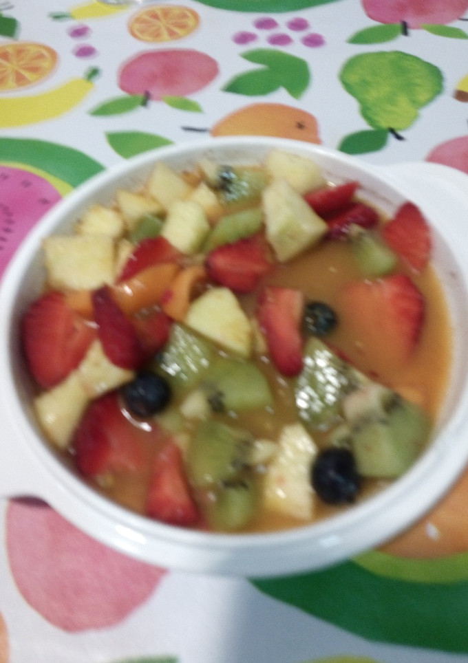 Una foto de Macedonia de frutas con canela y jengibre
