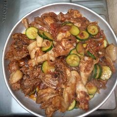 A picture of Kienyeji chicken wet fry.