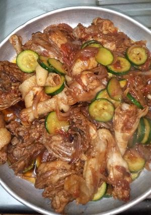 A picture of Kienyeji chicken wet fry.