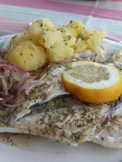 Una foto de Doradas especiadas al horno con cebolla morada, para dieta