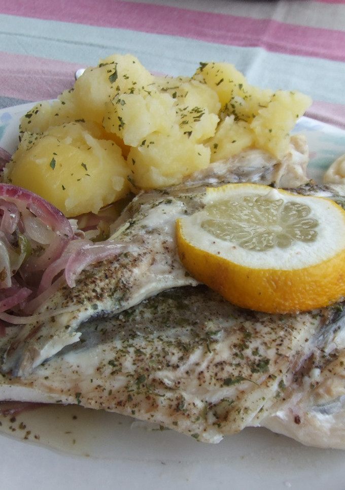 Una foto de Doradas especiadas al horno con cebolla morada, para dieta
