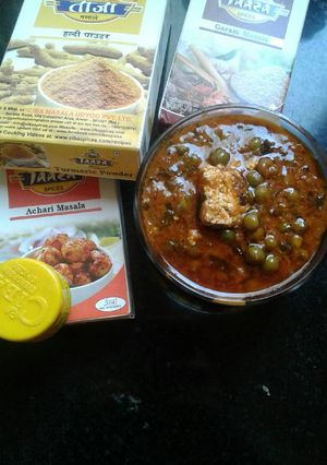 A picture of Achari matar paneer.