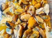 Una foto de mejillones congelados
