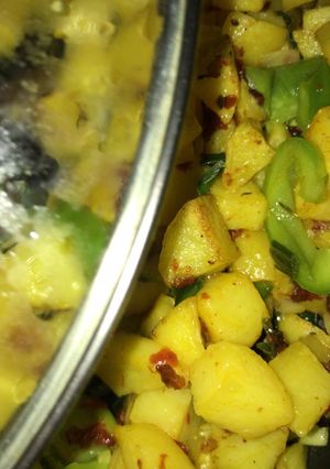 A picture of Spicy potatoes (Batata harra).