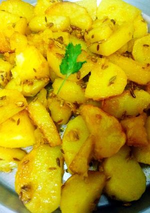 A picture of Jeera saunf flavour potatoes.