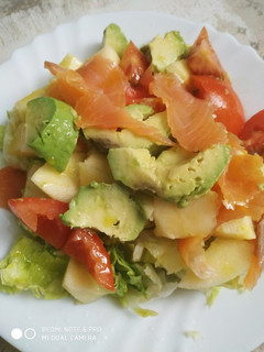 Una foto de Ensalada con salmón