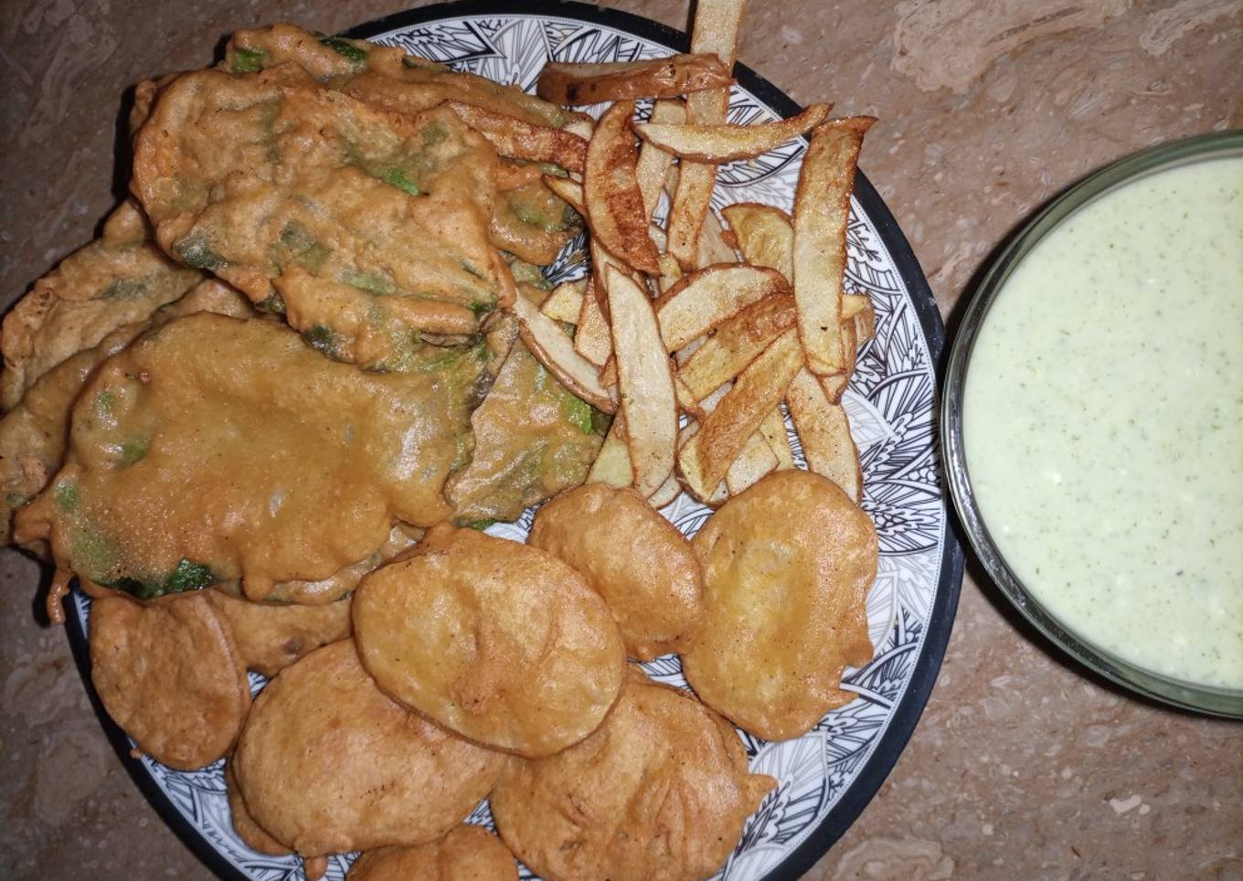 3 types of Pakoras with Mint yogurt