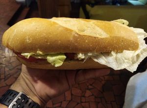 Una foto de Sándwich de jamón de pavo
