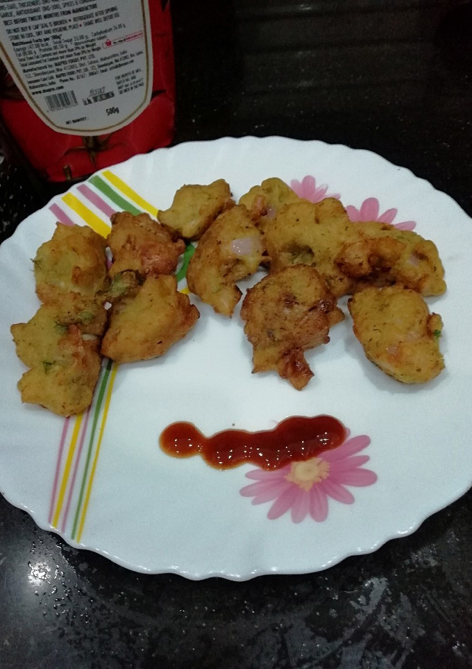 A picture of Moong Dal and onion Fritters.