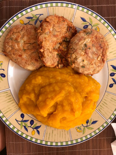 Una foto de Puré de zapallo 🎃 con croquetas de atún 🐟
