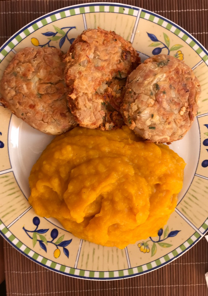 Una foto de Puré de zapallo 🎃 con croquetas de atún 🐟