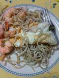 Huevos de Codorniz sobre Gambas al Ajillo y Gulas