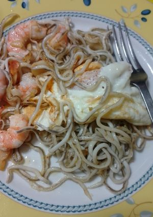 Una foto de Huevos de Codorniz sobre Gambas al Ajillo y Gulas