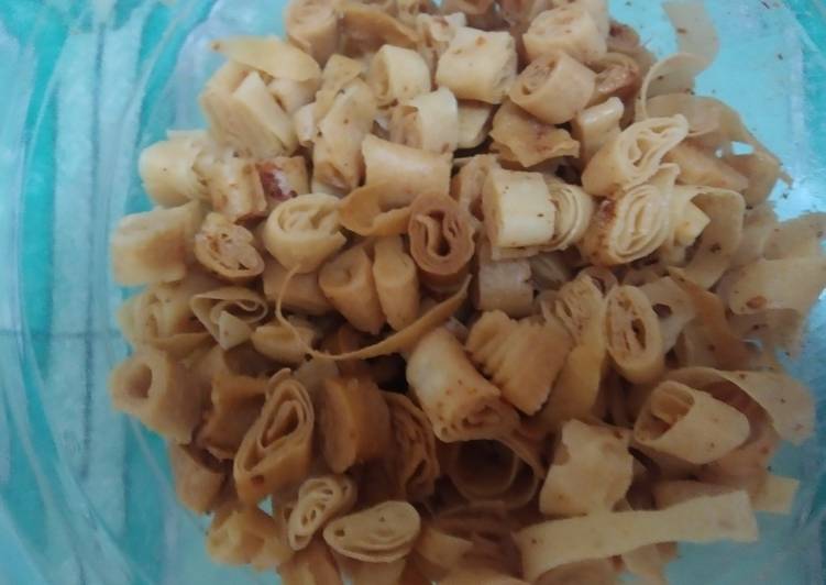 Cemilan keripik pangsit