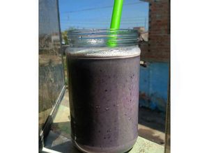Una foto de Smoothie de moras y plátanos