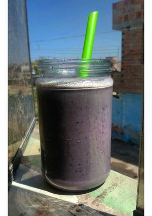 Una foto de Smoothie de moras y plátanos
