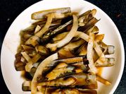 A picture of ốc móng tay xào me