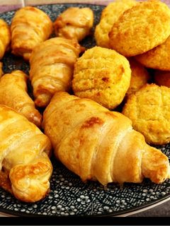 Una foto de Mini croissants de mantequilla sin lactosa y coquitos caseros