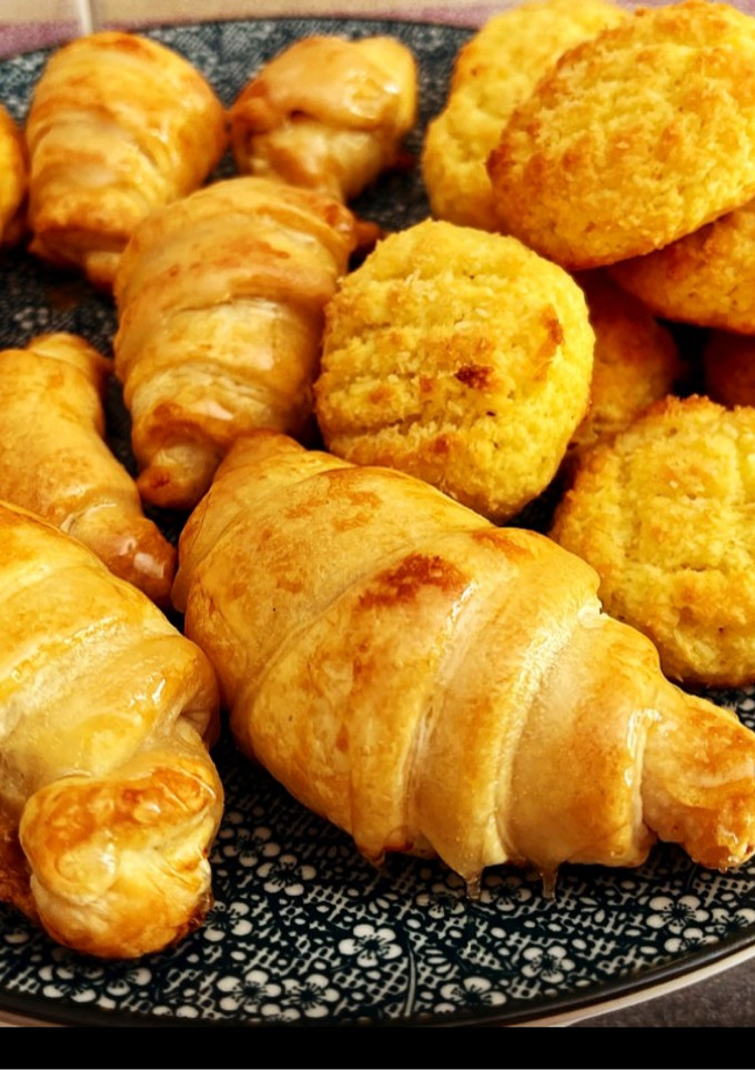 Una foto de Mini croissants de mantequilla sin lactosa y coquitos caseros