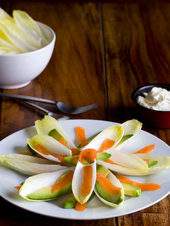 Una foto de Ensalada de endivias, aguacate y salmón ahumado