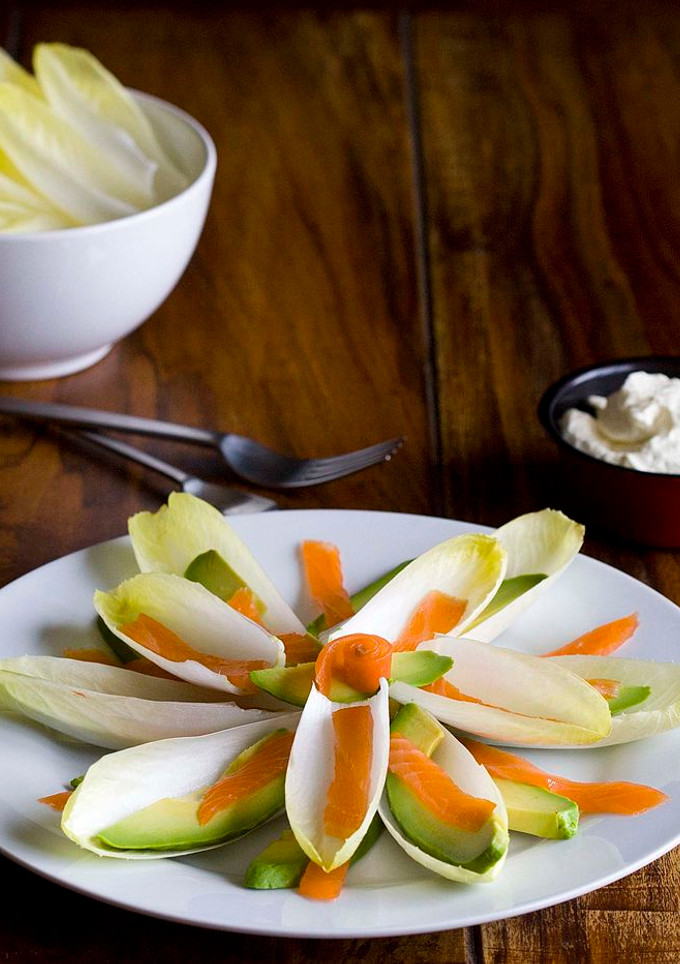 Una foto de Ensalada de endivias, aguacate y salmón ahumado