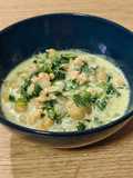 Wok de garbanzos y espinacas con salmón ahumado en falsa bechamel