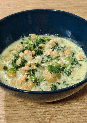 Una foto de Wok de garbanzos y espinacas con salmón ahumado en falsa bechamel