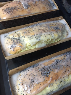 Una foto de Budín de limón súper esponjoso con glasé y semillas de amapola 🍋