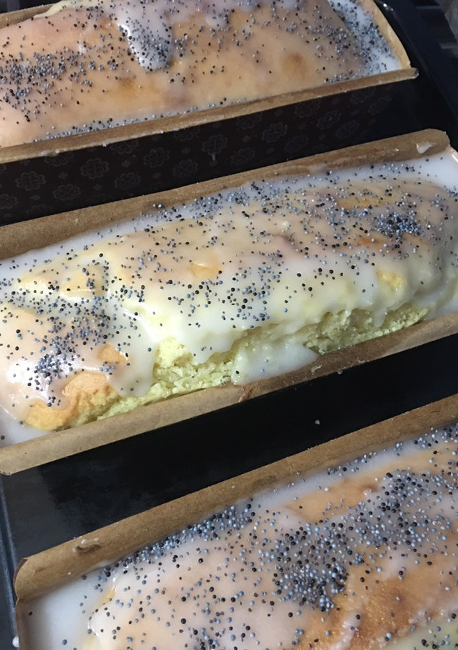 Una foto de Budín de limón súper esponjoso con glasé y semillas de amapola 🍋