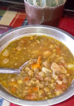 Una foto de Lentejas con chicharrones de marrano