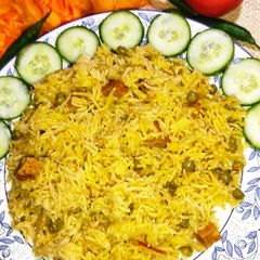 A picture of Chicken Chunks Green Peas Rice or Tahiri 😋.