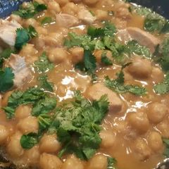 A picture of Murgh cholay(chicken chickpea) curry powder recipe📙🍜.