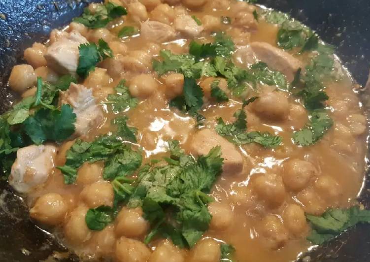 Recipe of Tasty Murgh cholay(chicken chickpea) curry powder recipe📙🍜