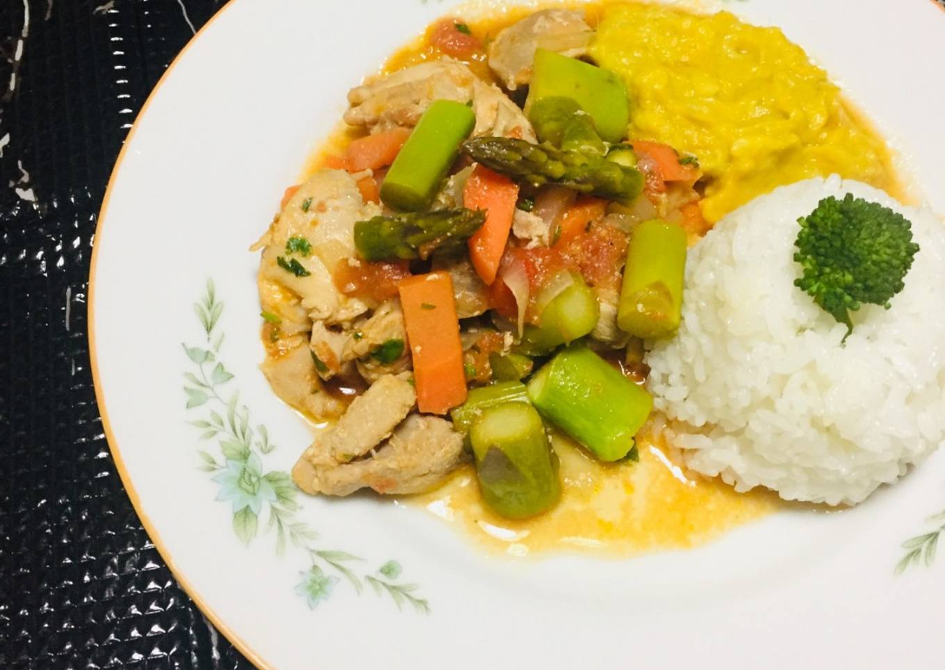 Salteado de vegetales con pollo, espárragos, zanahoria más puré de camote con calabaza!